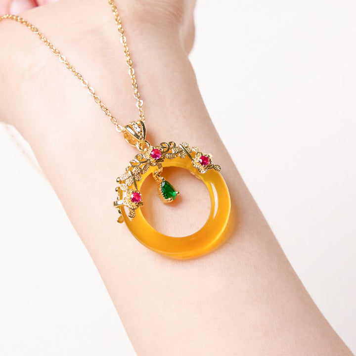 Colgante de collar de fuerza con diseño de hebilla de paz de Calcedonia verde con Buddha Stones