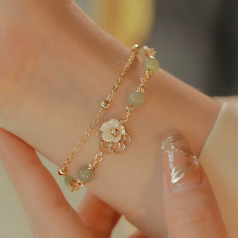 Buddha Stones Pulsera de la Suerte de Doble Capa con Flor de Piedra Tridacna y Mariposa de Jade chapada en Oro de 14 Quilates