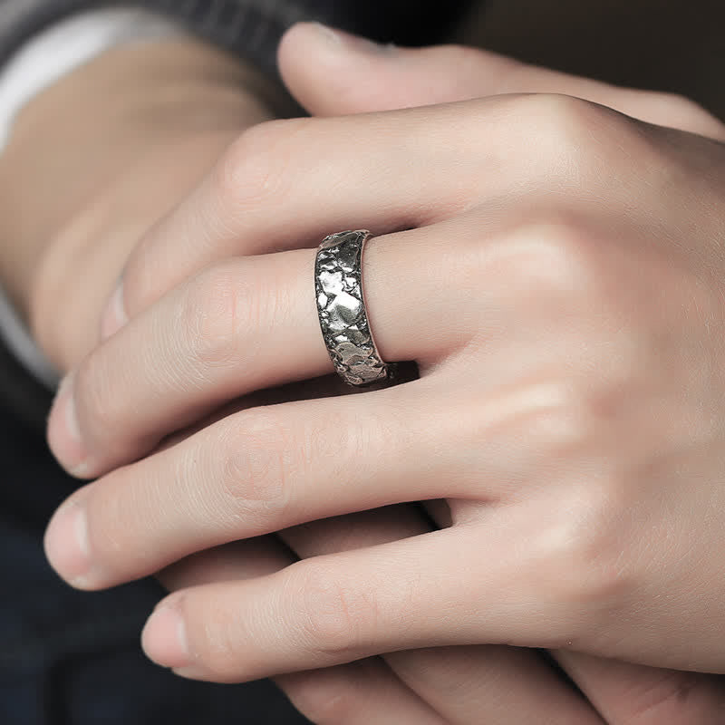 Anillo de cobre con bendición de la suerte y patrón de roca