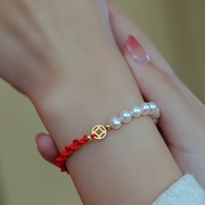 Pulsera de hilo rojo trenzada con protección de la suerte y perlas chapadas en oro de 14 quilates