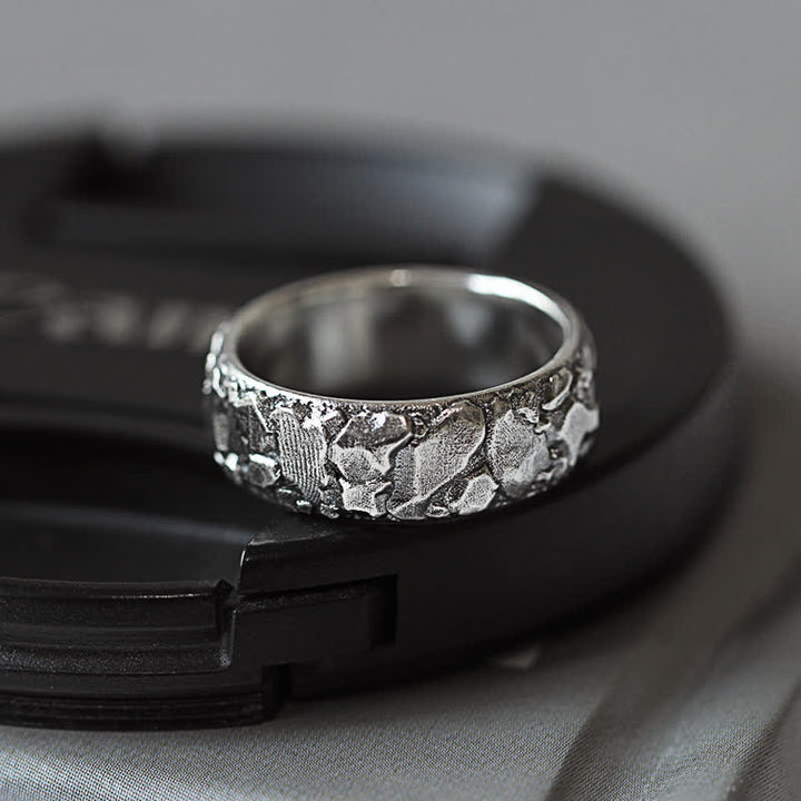 Anillo de cobre con bendición de la suerte y patrón de roca
