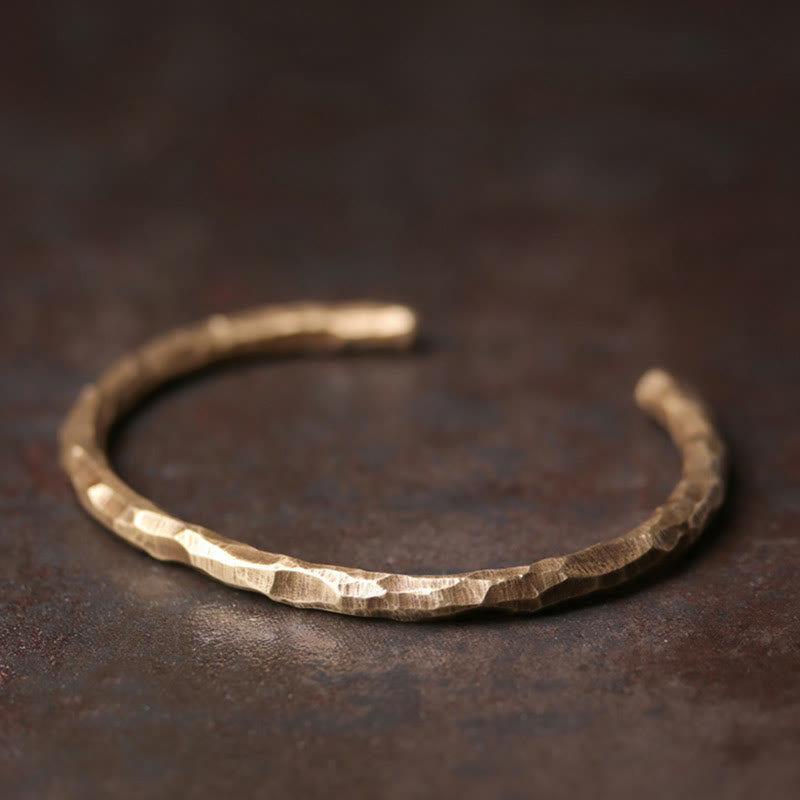 Brazalete tibetano de la suerte del cobre de la textura del golpe