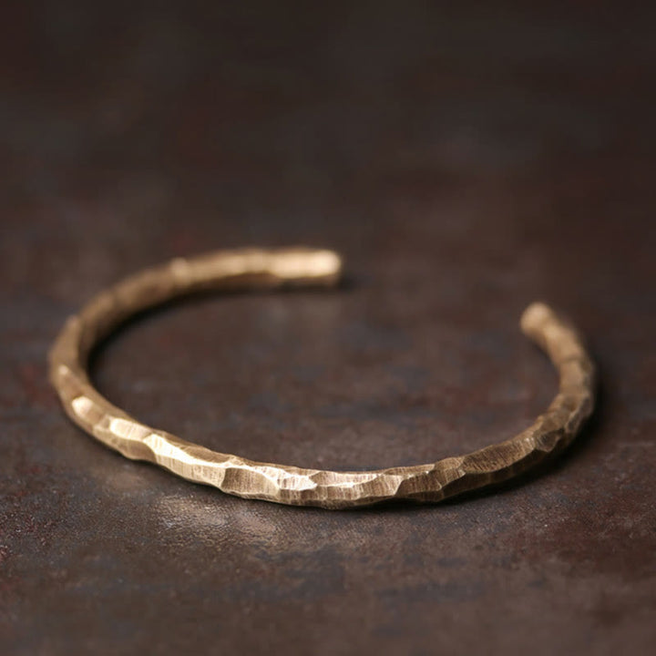 Brazalete tibetano de la suerte del cobre de la textura del golpe