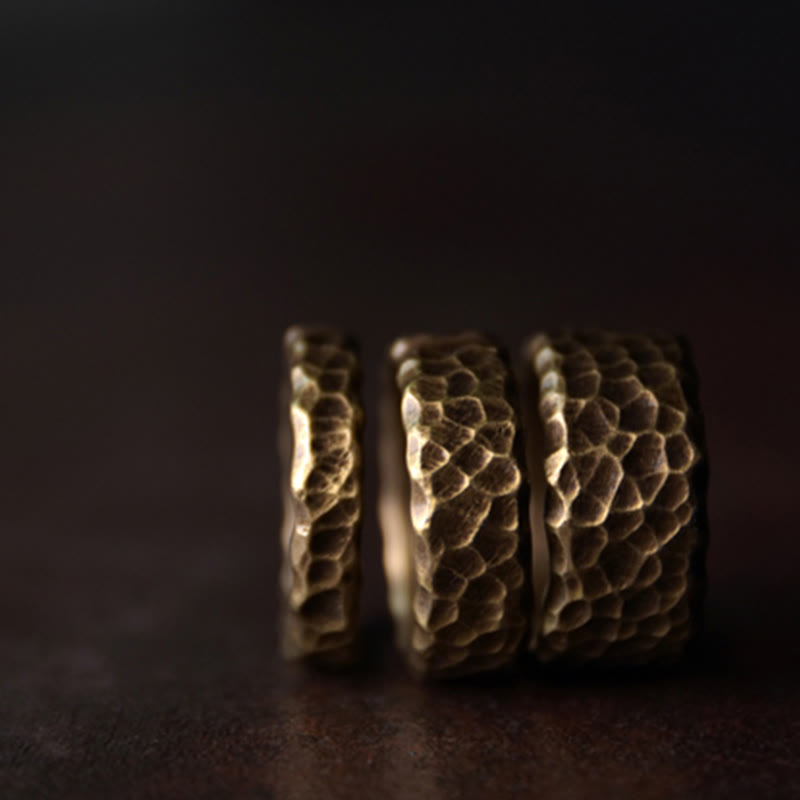 Anillo de la suerte de latón y cobre con diseño de textura tibetana