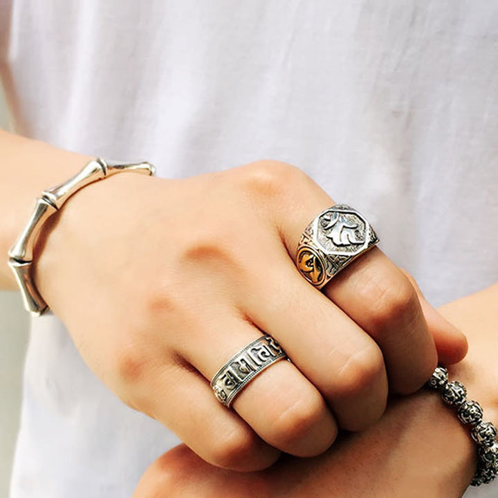 Anillo ajustable de protección tallada con diseño sánscrito de plata de ley 925 con Buddha Stones