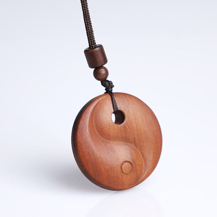 Colgante de collar de protección de la suerte de Yin Yang de madera de azufaifa con Buddha Stones