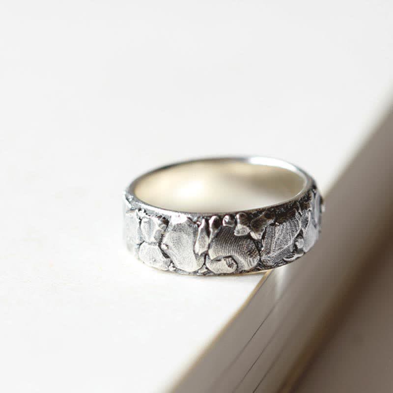 Anillo de cobre con bendición de la suerte y patrón de roca