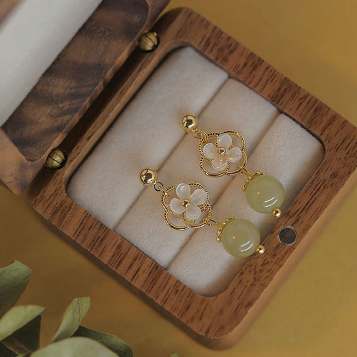 Pendientes colgantes de bendición con cuentas de jade, flor de piedra Tridacna de Buddha Stones