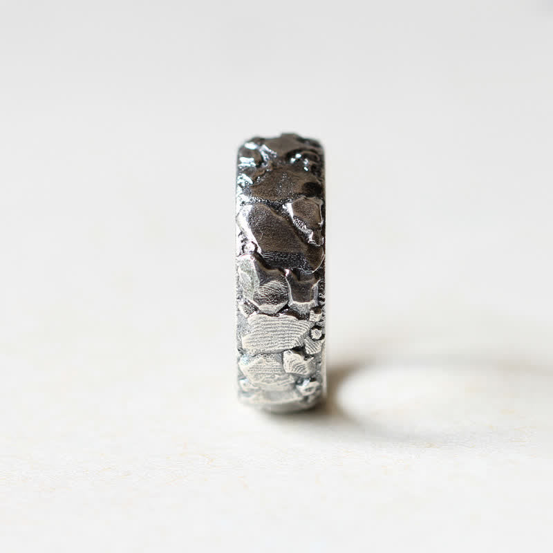 Anillo de cobre con bendición de la suerte y patrón de roca