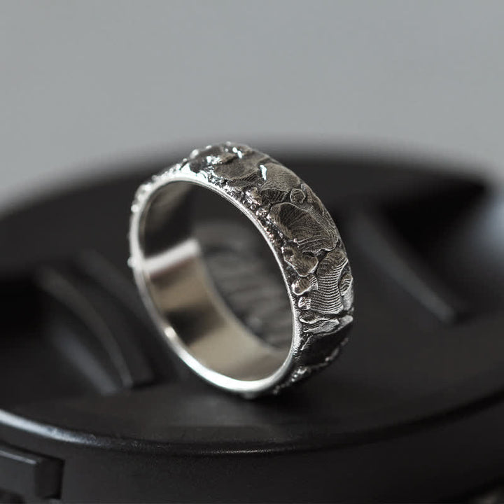 Anillo de cobre con bendición de la suerte y patrón de roca