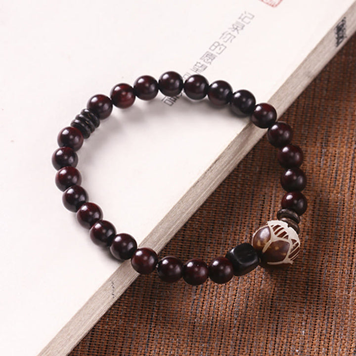 Pulsera de doble envoltura de protección tallada con semillas de loto y sándalo rojo de hoja pequeña de Buddha Stones