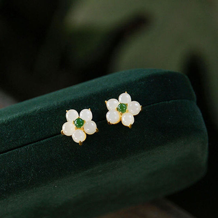 Pendientes de tuerca con diseño de flor de jade blanco y Buddha Stones