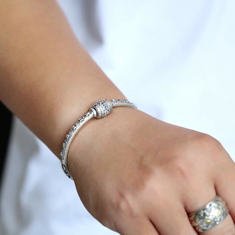 Pulsera de creatividad grabada con Buddha Stones de plata de ley 990, nubes auspiciosas tibetanas, Om Mani Padme Hum
