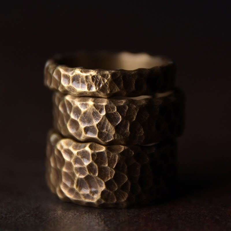 Anillo de la suerte de latón y cobre con diseño de textura tibetana