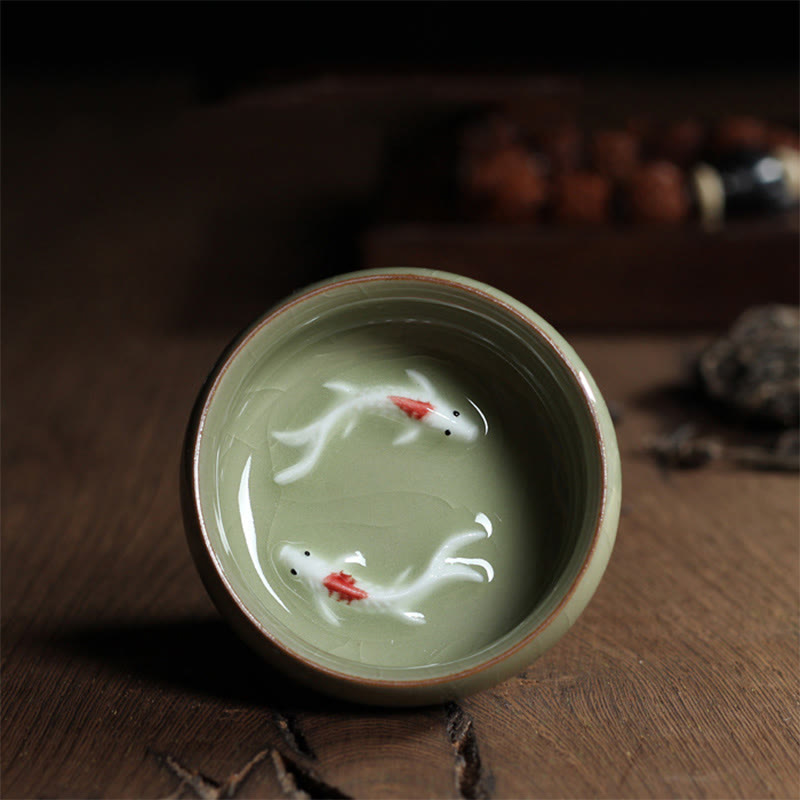 Taza de té de cerámica con forma de pez koi de colores y Buddha Stones