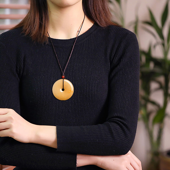 Collar con colgante de riqueza con hebilla de paz y jade de seda dorada redonda con Buddha Stones