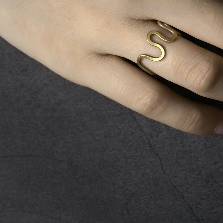 Anillo ajustable de cobre con diseño de latón curvado simple con Buddha Stones