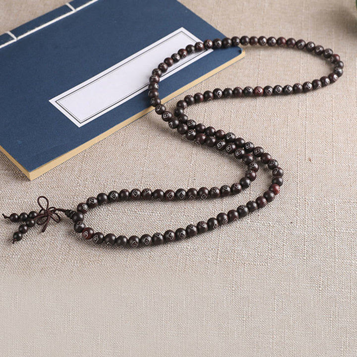 Pulsera de protección de nubes auspiciosas con carácter Om Mani Padme Hum de sándalo rojo de hoja pequeña con incrustaciones de plata de ley 925 con Buddha Stones