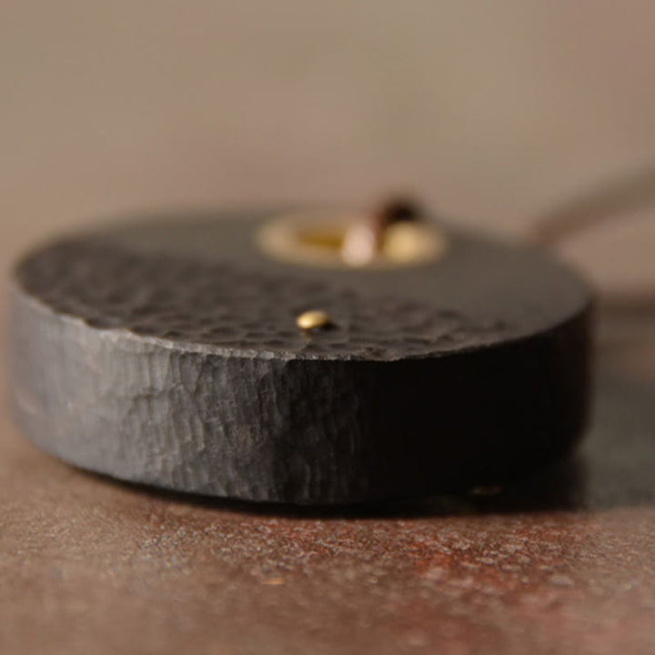 Colgante de collar de paz de cobre y madera de ébano redondo hecho a mano con Buddha Stones