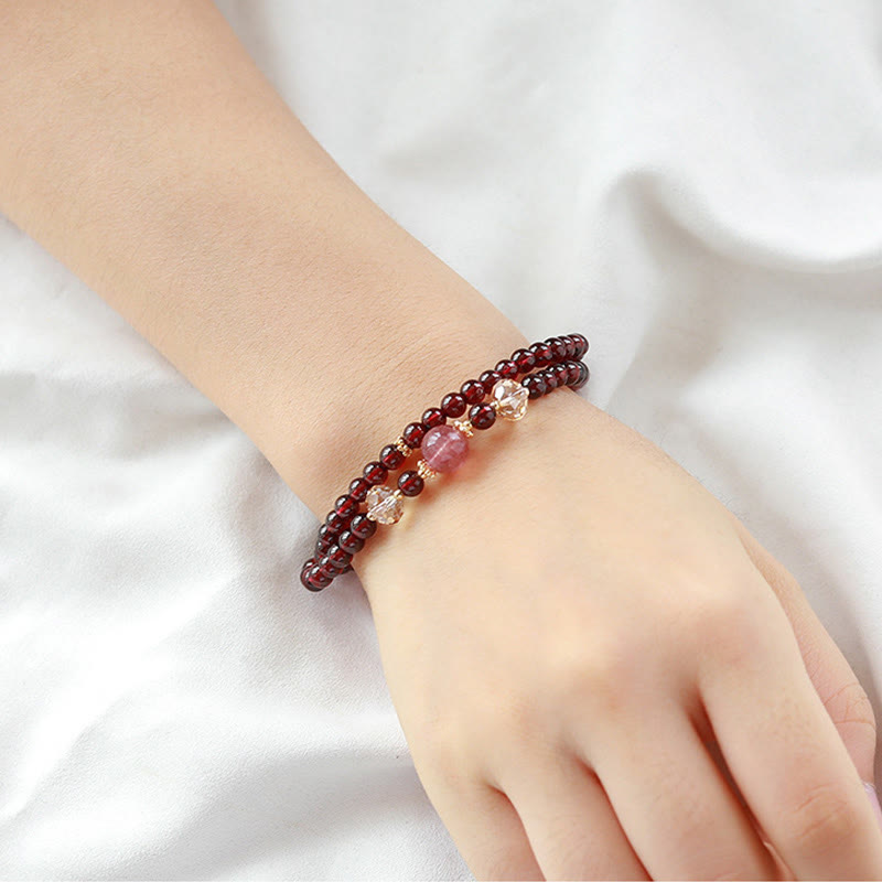 Pulsera de doble vuelta con estabilidad de cuarzo fresa y granate natural chapada en oro de 14 quilates con Buddha Stones