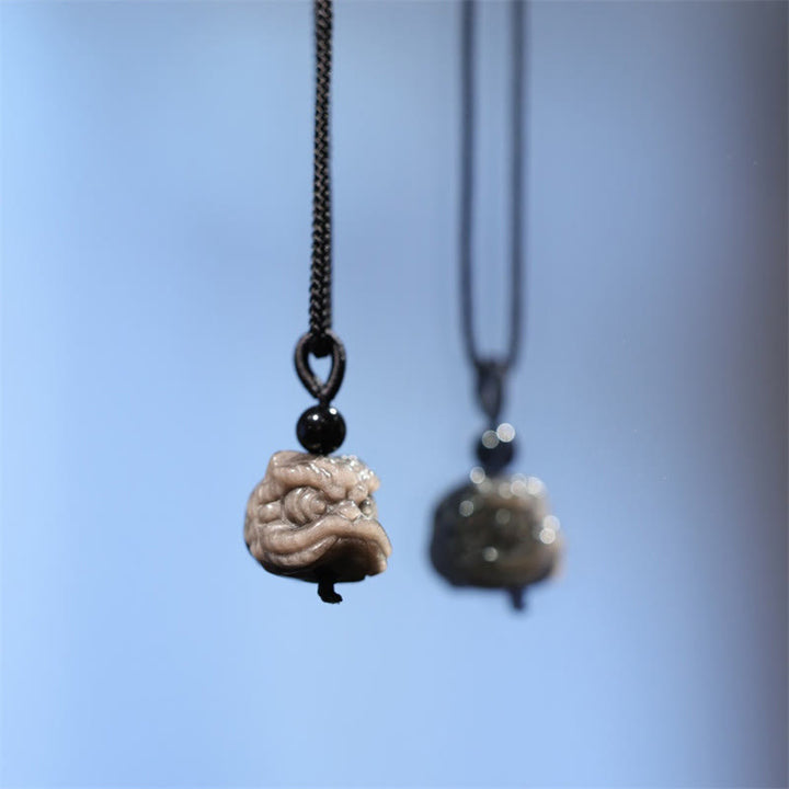 Collar con colgante de protección de león danzante de obsidiana con brillo de plata natural con Buddha Stones