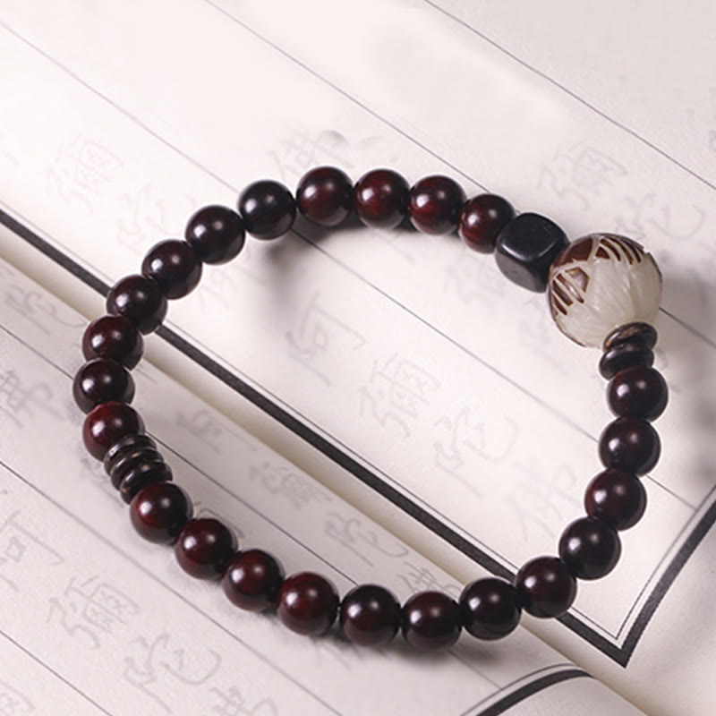 Pulsera de doble envoltura de protección tallada con semillas de loto y sándalo rojo de hoja pequeña de Buddha Stones