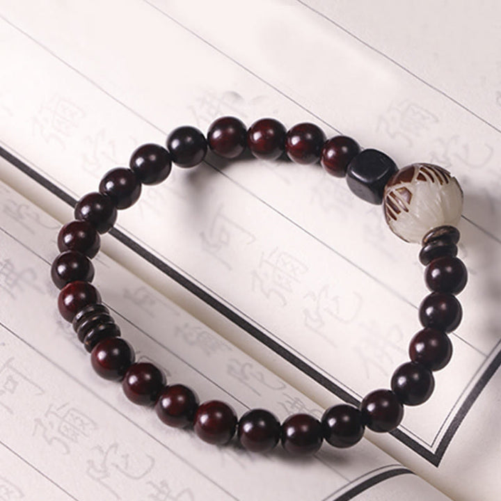 Pulsera de doble envoltura de protección tallada con semillas de loto y sándalo rojo de hoja pequeña de Buddha Stones