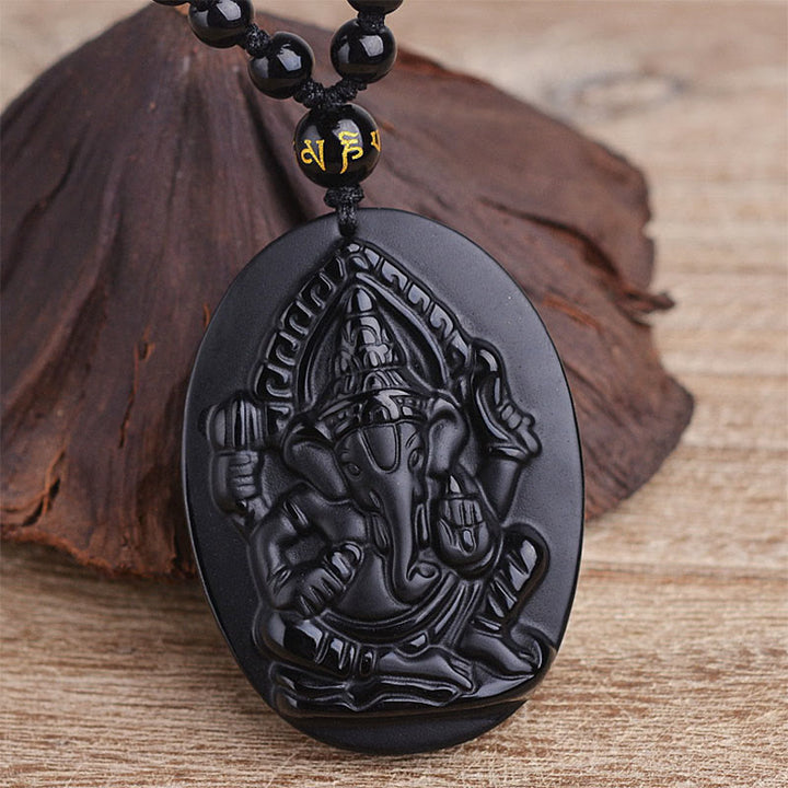 Collar con amuleto de riqueza de elefante Ganesh Ganpati de obsidiana tibetana con Buddha Stones