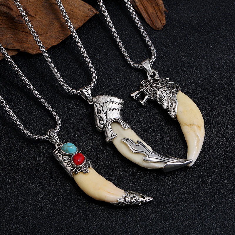 Colgante de collar de equilibrio de acero de titanio con dientes de lobo de imitación