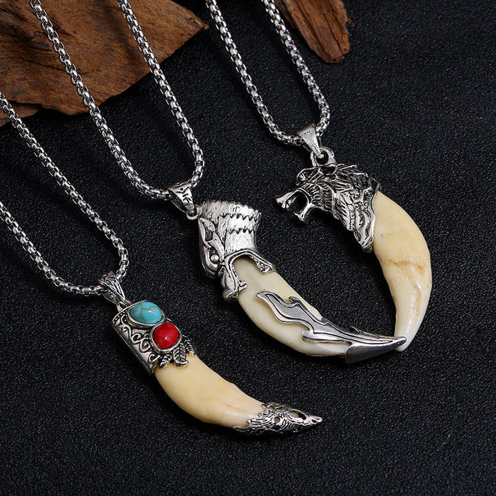 Colgante de collar de equilibrio de acero de titanio con dientes de lobo de imitación