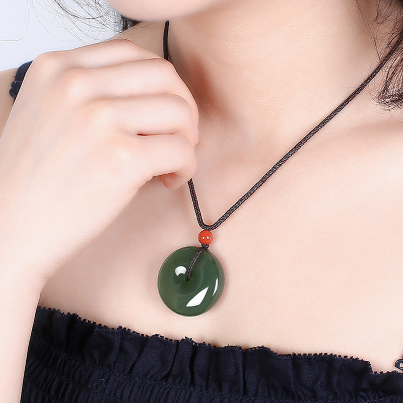 Colgante de cadena de collar de prosperidad con hebilla de paz de jade redondo natural