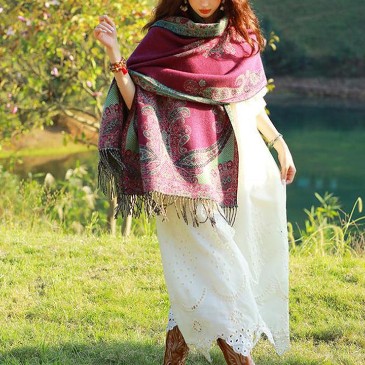 Bufanda de viaje acogedora con diseño de hojas de vid tibetanas de Buddha Stones