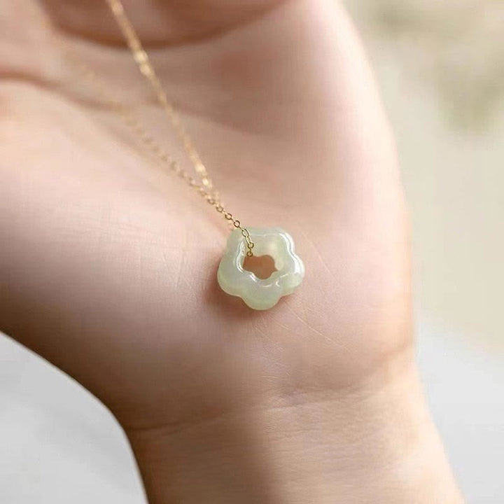 Colgante de collar con dije floral de la suerte de jade cian de jade hetiano con Buddha Stones
