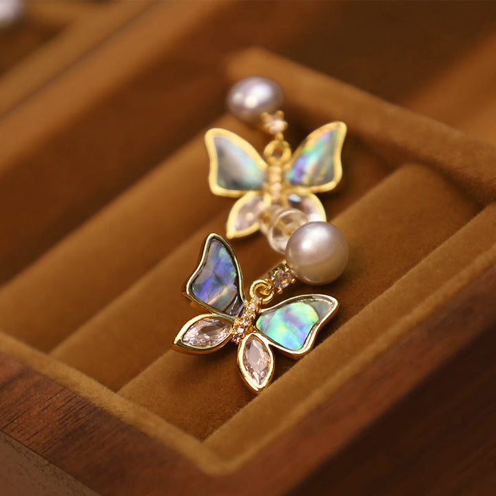 Pendientes de tuerca de sinceridad de mariposa con perlas de concha natural de cobre chapado en oro de 18 quilates con Buddha Stones
