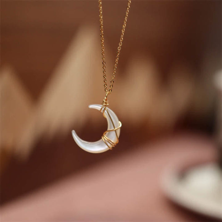 Colgante de collar con bendición de luna creciente, piedra Tridacna Natural de Buddha Stones