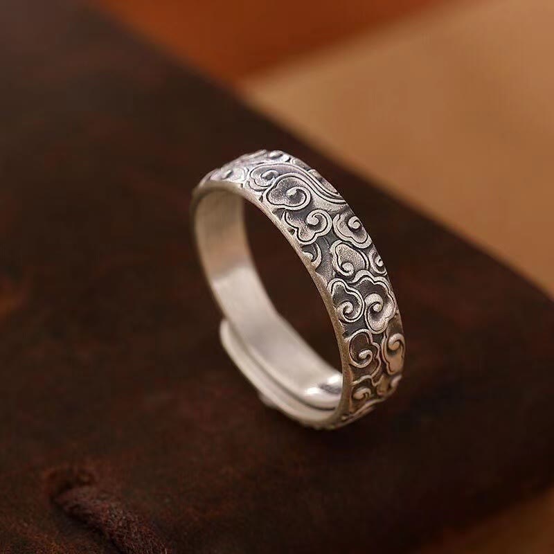 Anillo de la suerte con patrón de nubes auspiciosas vintage de Buddha Stones