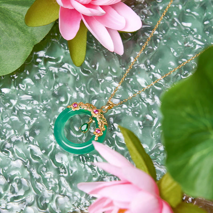 Colgante de collar de fuerza con diseño de hebilla de paz de Calcedonia verde con Buddha Stones
