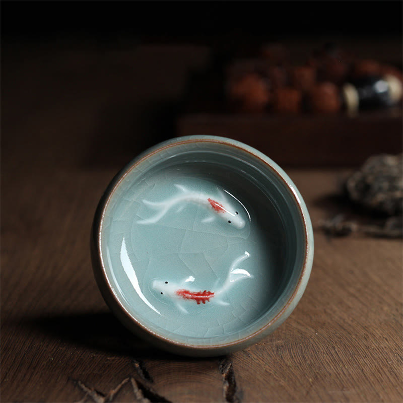 Taza de té de cerámica con forma de pez koi de colores y Buddha Stones