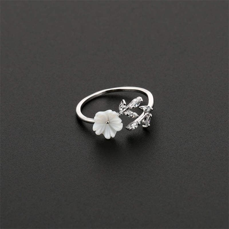 Anillo de la suerte de cobre con diseño de hojas de flor de ciruelo y Buddha Stones