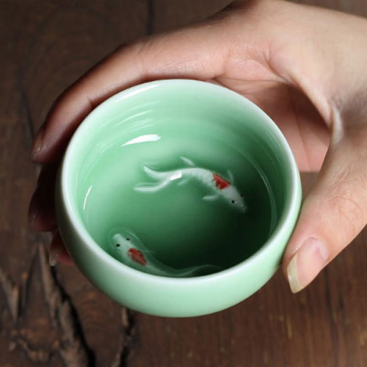 Taza de té de cerámica con forma de pez koi de colores y Buddha Stones