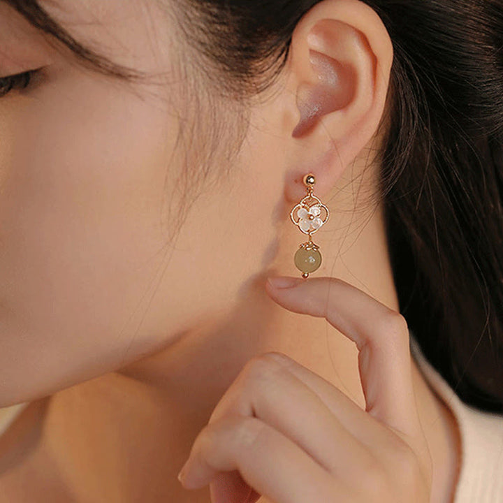 Pendientes colgantes de bendición con cuentas de jade, flor de piedra Tridacna de Buddha Stones