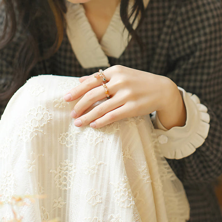 Anillo de riqueza de felicidad con piedra lunar de melocotón y cristal Fu Lu Shou de cobre chapado en oro de 14 quilates con Buddha Stones