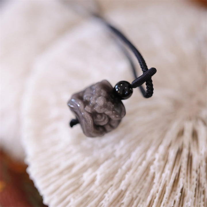 Collar con colgante de protección de león danzante de obsidiana con brillo de plata natural con Buddha Stones
