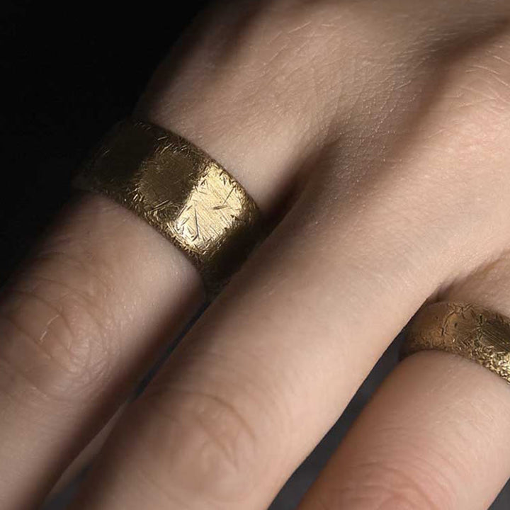 Anillo de riqueza esmerilado de latón y cobre de diseño simple tibetano