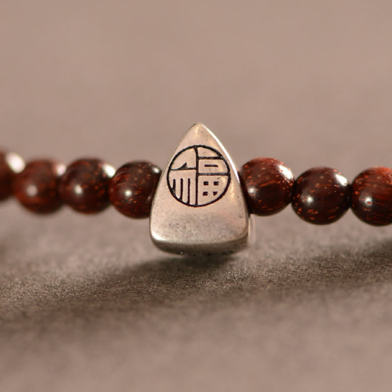 Pulsera de triple envoltura de protección de carácter Fu de sándalo rojo de hoja pequeña india de plata de ley 925 con Buddha Stones