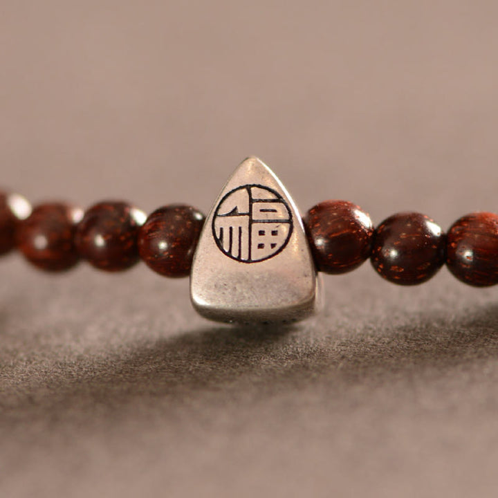 Pulsera de triple envoltura de protección de carácter Fu de sándalo rojo de hoja pequeña india de plata de ley 925 con Buddha Stones