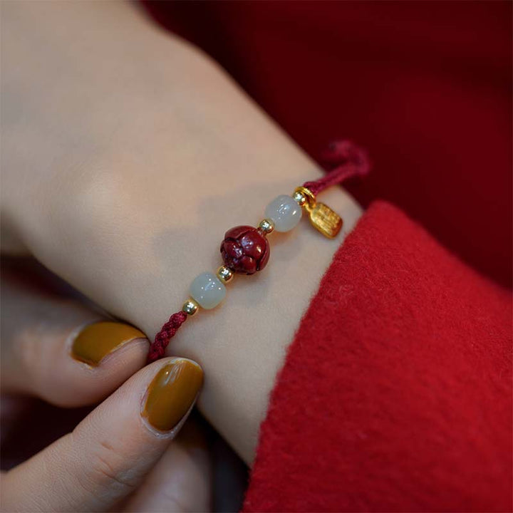 Pulsera de tejido de hilo rojo tranquilo con loto de jade y cinabrio de Buddha Stones