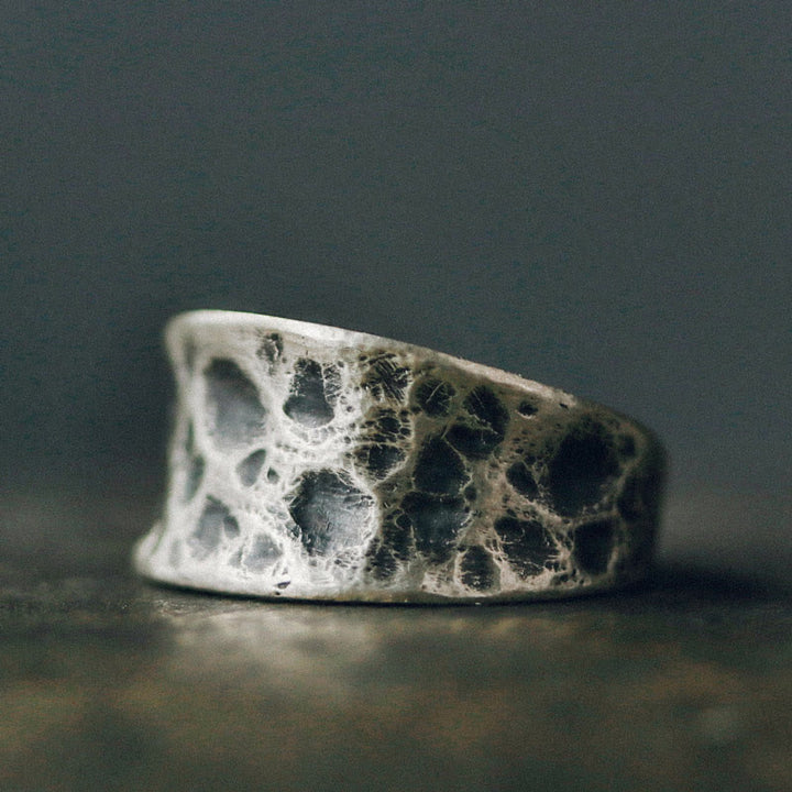 Anillo de protección con diseño de textura de protuberancia de plata de ley 925