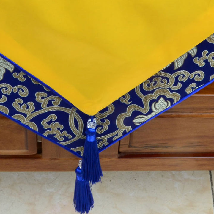 Camino de mesa Jacquard con borlas y símbolos propicios tibetanos con diseño de dragón Vajra y flores de altar de oración