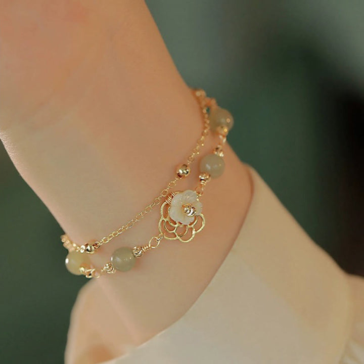 Buddha Stones Pulsera de la Suerte de Doble Capa con Flor de Piedra Tridacna y Mariposa de Jade chapada en Oro de 14 Quilates